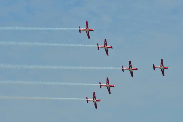 Turboélice aeronaves de motor leve voando no ai — Fotografia de Stock