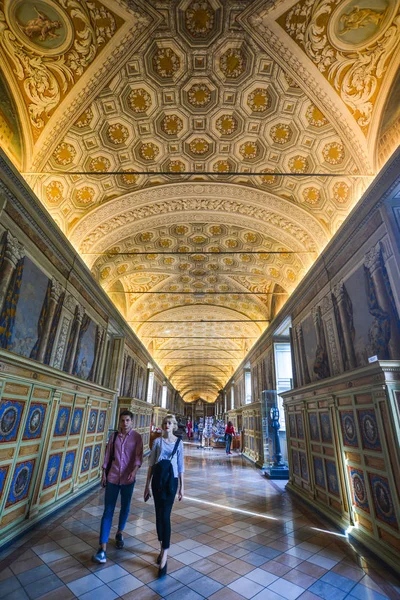 La gente visita i Musei Vaticani — Foto Stock