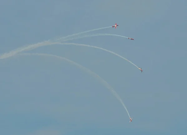 Aeronaves turbohélices de motor ligero que vuelan en el ai —  Fotos de Stock