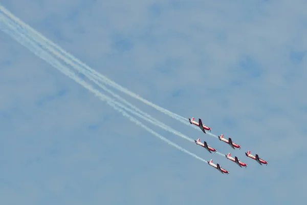 Turboélice aeronaves de motor leve voando no ai — Fotografia de Stock