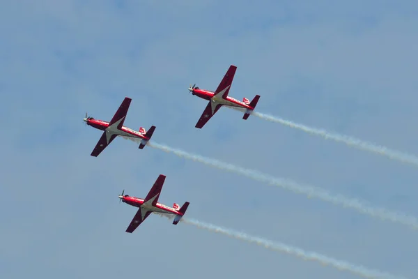 Vliegtuigen met schroefturbinemotor die in de ai vliegen — Stockfoto