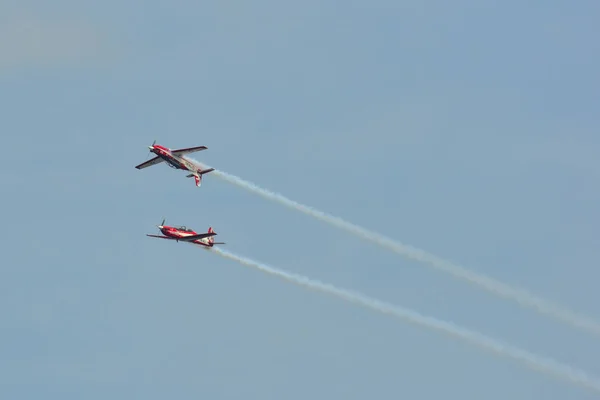 Aeronaves turbohélices de motor ligero que vuelan en el ai —  Fotos de Stock