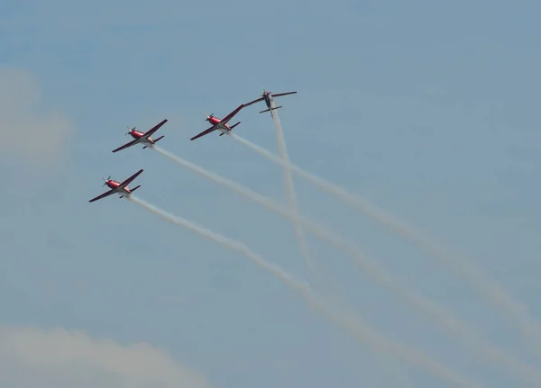 Aeronaves turbohélices de motor ligero que vuelan en el ai — Foto de Stock