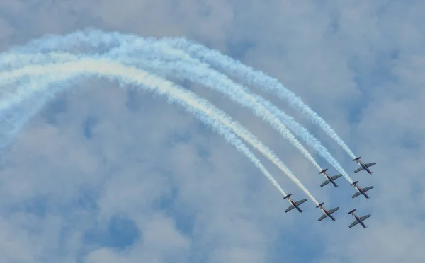 Aeronaves turbohélices de motor ligero que vuelan en el ai — Foto de Stock