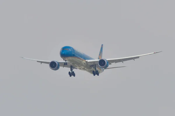 Flugzeug auf dem Flughafen tan son nhat, Vietnam — Stockfoto