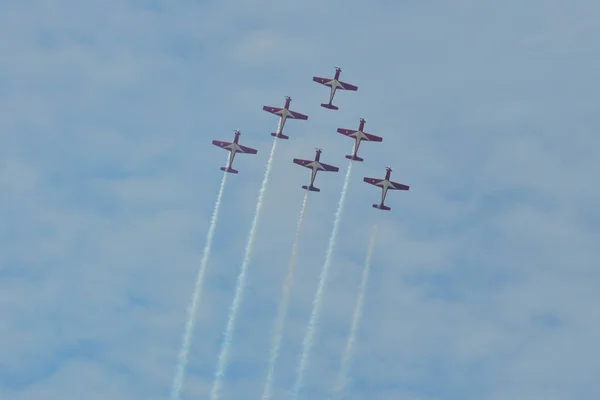 Aeronaves turbohélices de motor ligero que vuelan en el ai —  Fotos de Stock