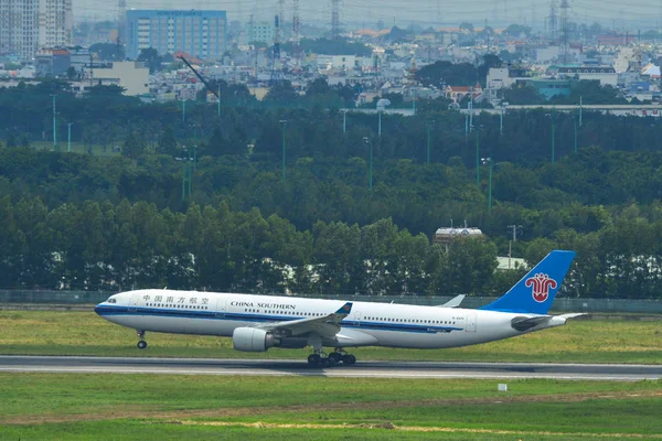 Aviones en el aeropuerto Tan Son Nhat, Vietnam — Foto de Stock