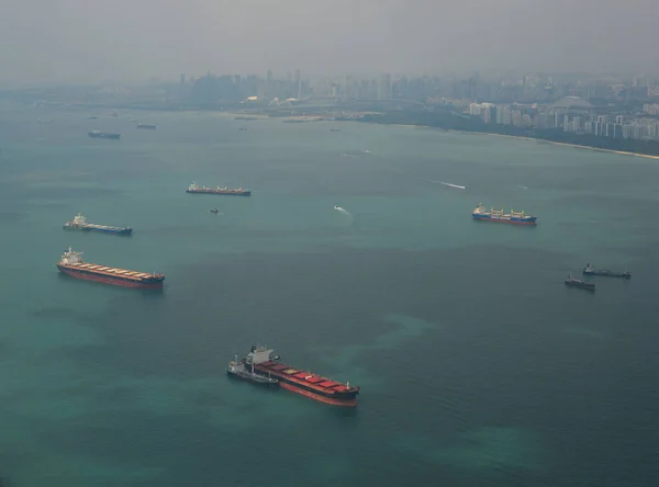 Mnoho nákladních lodí na moři v Singapuru — Stock fotografie