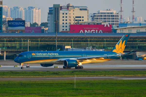 Aircraft at Tan Son Nhat Airport, Vietnam — Stock Photo, Image