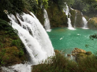 Yaz günü Ban Gioc Şelalesi manzarası 
