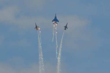 Savaş uçağı Changi Hava Üssü yakınlarında uçuyor.