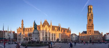 Bruges 'ün tarihi merkezinde pazar meydanı