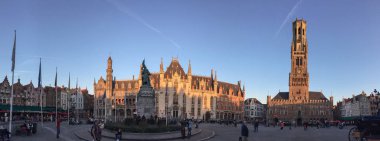 Bruges 'ün tarihi merkezinde pazar meydanı