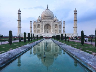 Taj Mahal with the garden at sunny day 