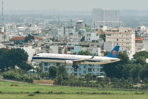 Letadlo na Tan Son Nhat Airport, Vietnam — Stock fotografie