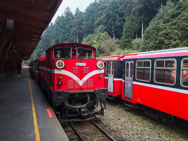 Винтажный туристический красный поезд на линии Алишан — стоковое фото
