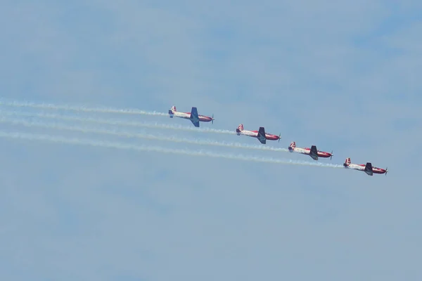 Turboélice aeronaves de motor leve voando no ai — Fotografia de Stock