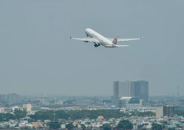 Avion à l'aéroport de Tan Son Nhat, Vietnam — Photo