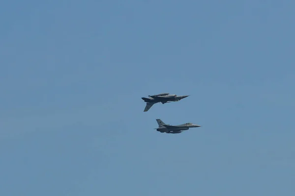Savaş uçağı Changi Hava Üssü yakınlarında uçuyor. — Stok fotoğraf