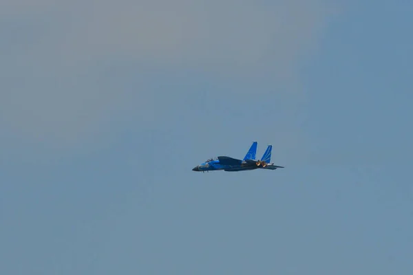 Fighter jet flying on display near Changi Air Base — Stock Photo, Image