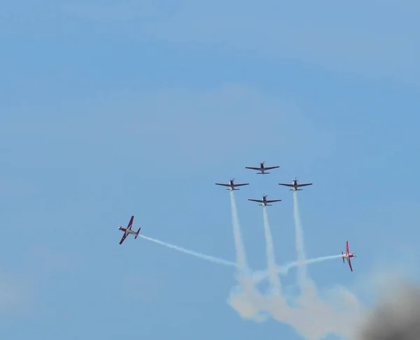 Турбогвинтові легкові літаки, що літають в ефірі — стокове фото