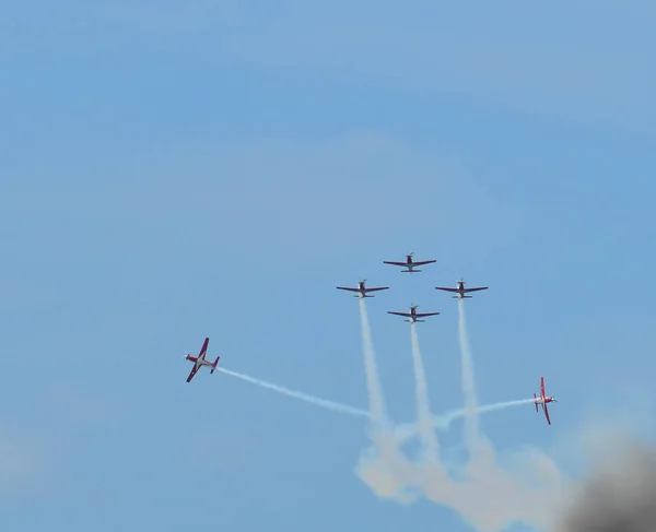 Aeronaves turbohélices de motor ligero que vuelan en el ai —  Fotos de Stock