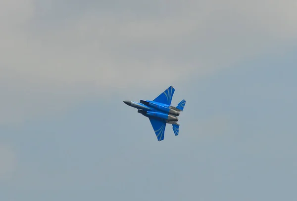 Fighter jet flyger på displayen nära Changi Air Base — Stockfoto