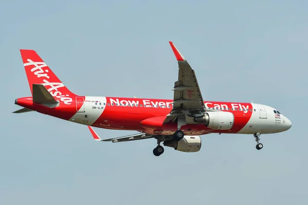 Avión de pasajeros aterrizando en el aeropuerto de Bangkok — Foto de Stock