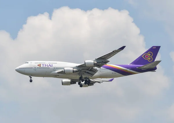 Passenger airplane landing at Bangkok Airport — Stock Photo, Image