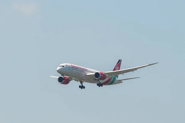 Avião de passageiros aterrissando no Aeroporto de Bangkok — Fotografia de Stock