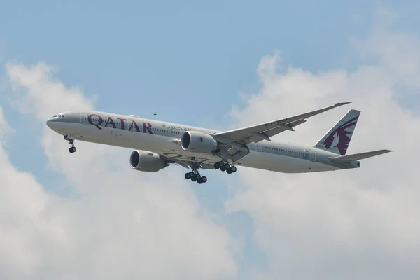 Passenger airplane landing at Bangkok Airport — Stock Photo, Image