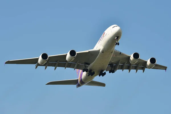 Avión de pasajeros aterrizando en el aeropuerto de Bangkok — Foto de Stock