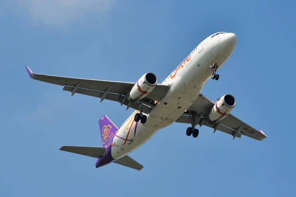 Avión de pasajeros aterrizando en el aeropuerto de Bangkok — Foto de Stock