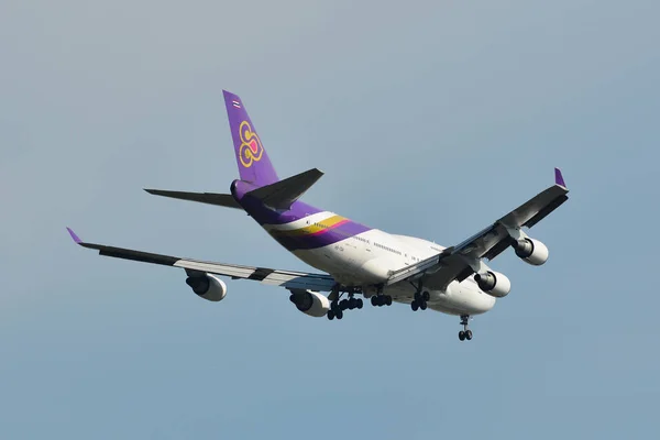 Avión de pasajeros aterrizando en el aeropuerto de Bangkok — Foto de Stock