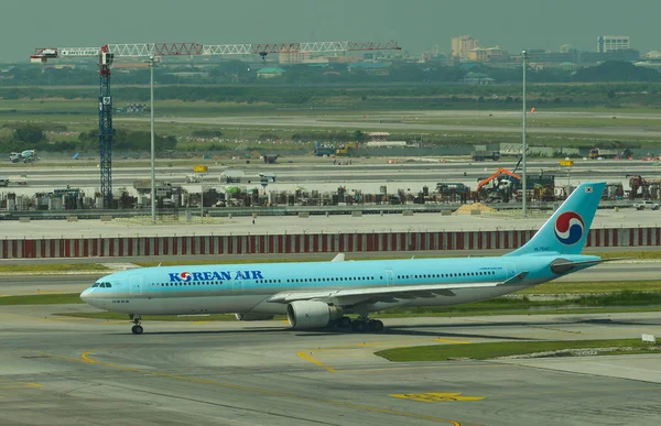 Avião de passageiros aterrissando no Aeroporto de Bangkok — Fotografia de Stock