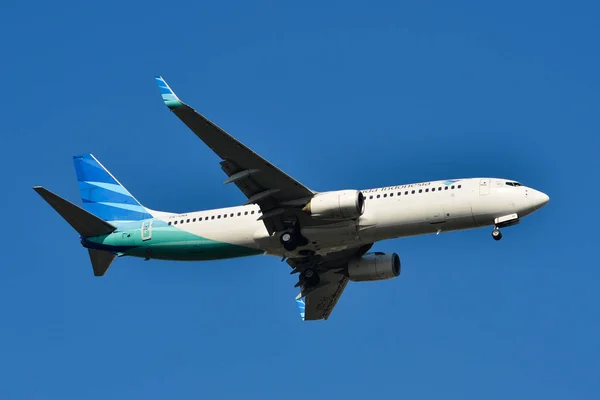 Посадка пассажирского самолета в аэропорту Бангкока — стоковое фото