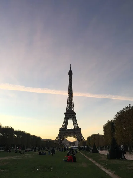 Eiffeltornet vid skymningen — Stockfoto
