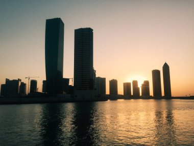 Günbatımında modern binalar Dubai, Uae