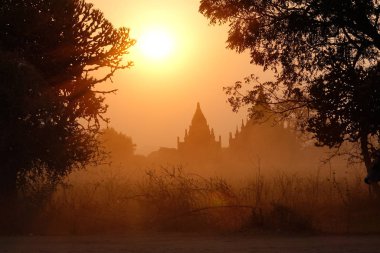 Bagan, Myanmar 'daki Budist tapınaklarında gün doğumu
