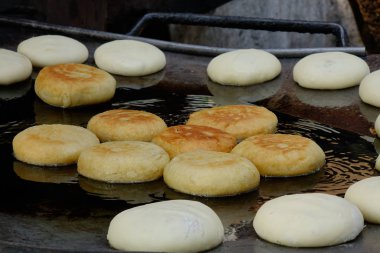 Sokak restoranında kızarmış hamur köftesi. 