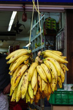 Meyve pazarında perakende satış için muz asmak