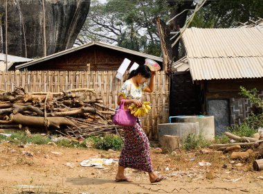 Kırsal yolda yürüyen yerli bir kadın
