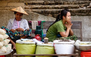 Yangon, Myanmar 'da sokak yemeği satan bir satıcı.