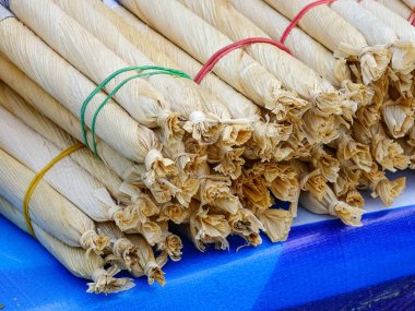 Birmanya kiraz otu purosu ve tütün.