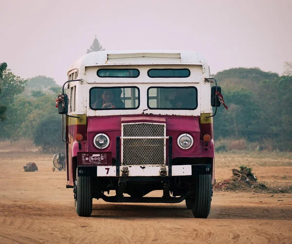 Autobús vintage en carretera rural en Bagan, Myanmar — Foto de Stock