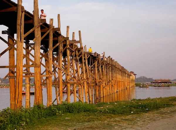 U Beinbrücke über den Taungthaman-See — Stockfoto