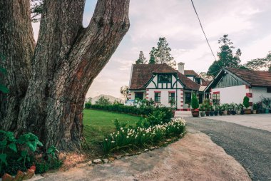 Yazın dağdaki antik villalar 
