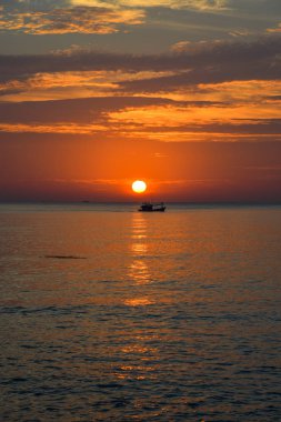 Gün batımında güzel deniz 
