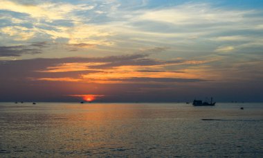 Gün batımında güzel deniz 