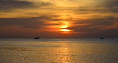 Gün batımında güzel deniz 